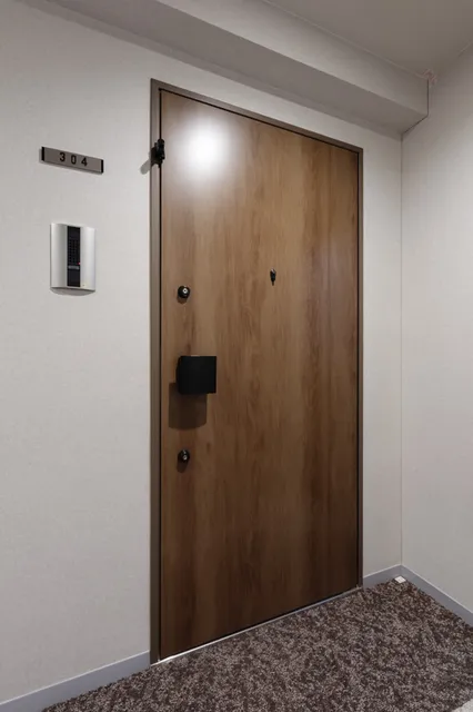 El Sereno Yokohama - Interior - ["Wood", "Lock and key", "Door handle"]