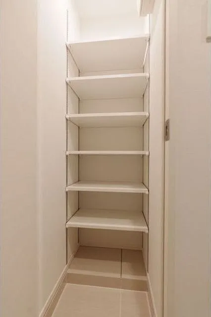 SUNIVAS Iidabashi - Interior - ["Shelf", "Furniture", "Bookcase"]