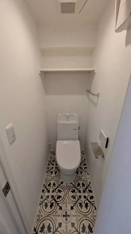 Solna Cresia Nakano - Interior - ["Toilet seat", "Flooring", "Toilet"]