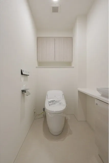 Refill Orb Yoyogi - Interior - ["Toilet seat", "Plumbing fixture", "Toilet"]