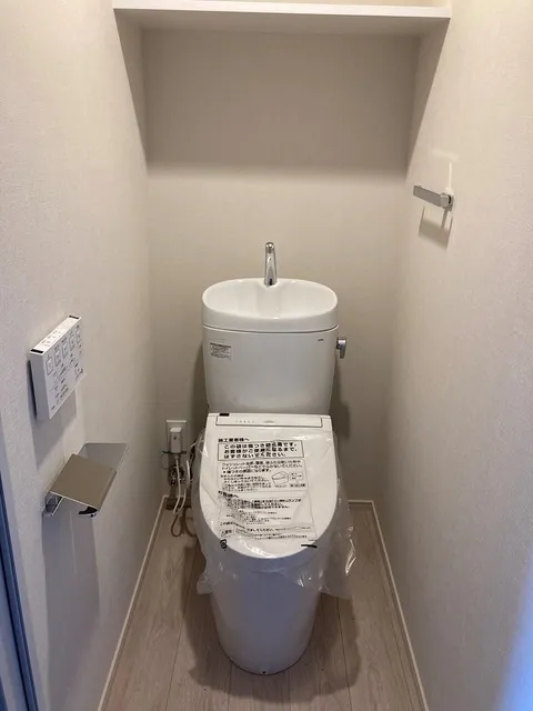 RJR Precia Higashijujo Garden - Interior - ["Toilet seat", "Plumbing fixture", "Toilet"]