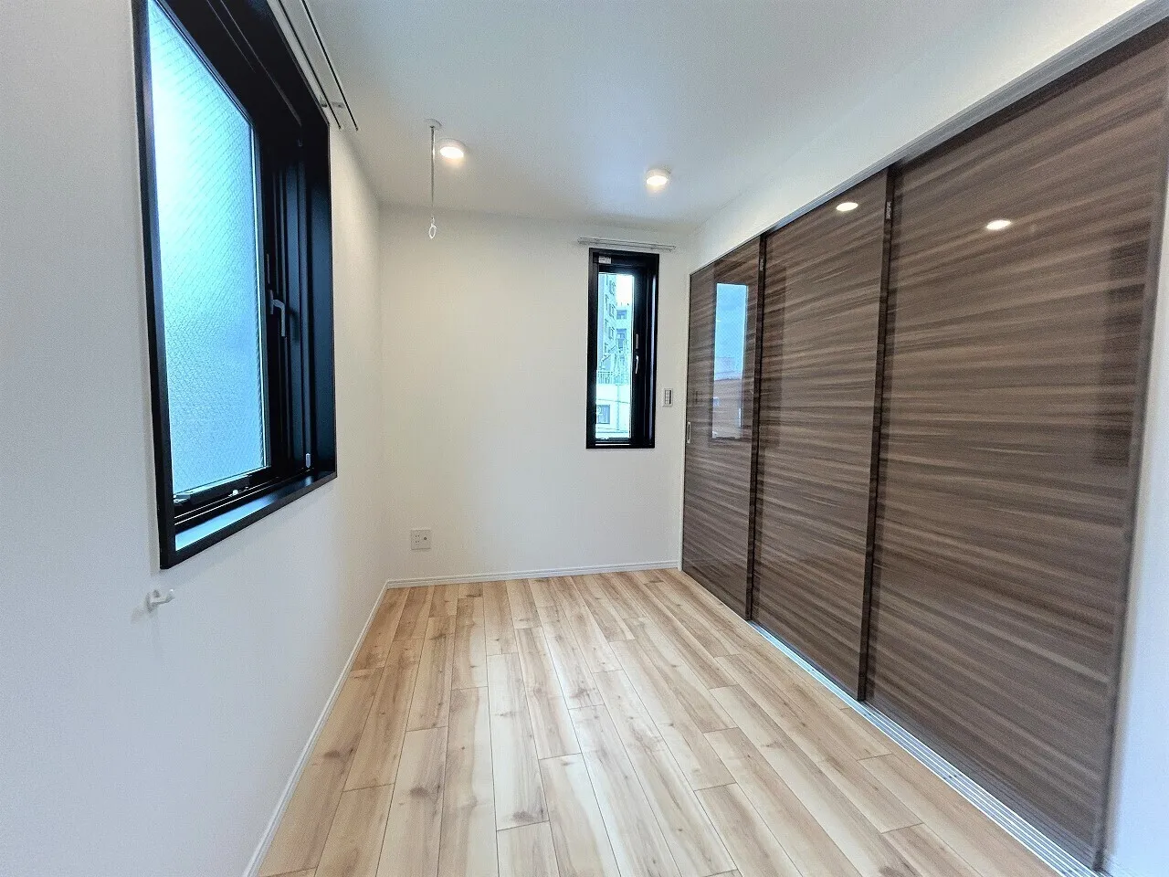 LiveFlat Morishita II - Interior - ["Window", "Building", "Fixture"]