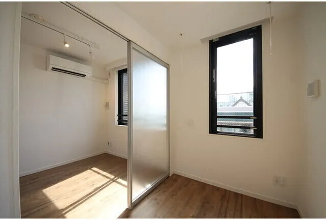 La Perla Ikejiri Ohashi II - Interior - ["Property", "Window", "Building"]