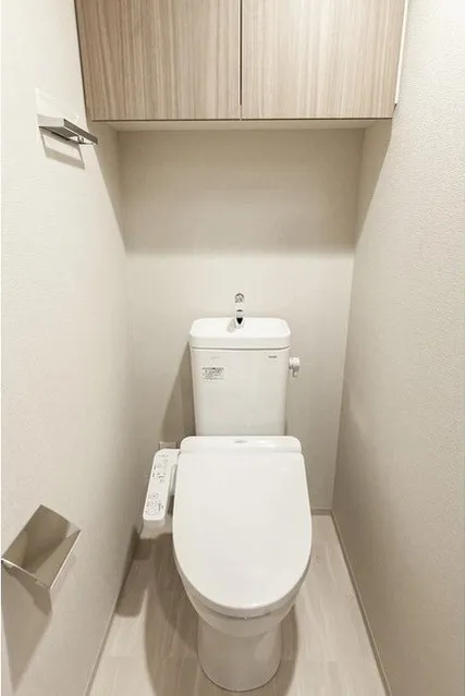 Doue Tsukishima II - Interior - ["Toilet seat", "Toilet roll holder", "Plumbing fixture"]