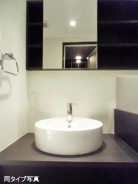 Comforia Kitasando - Interior - ["Tap", "Mirror", "Plumbing fixture"]
