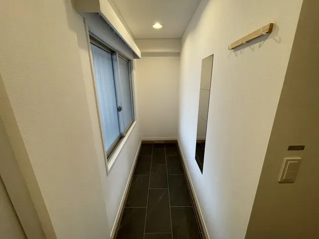 Maison Sunshine - Interior - ["Building", "Fixture", "Window"]