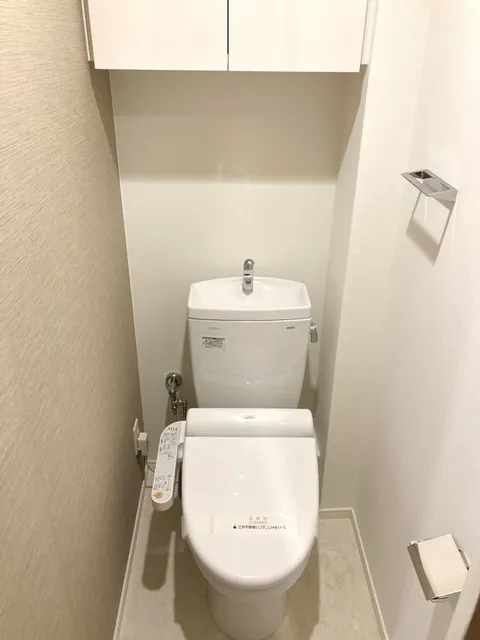 Park Axis Kiba - Interior - ["Toilet seat", "Bathroom sink", "Toilet"]