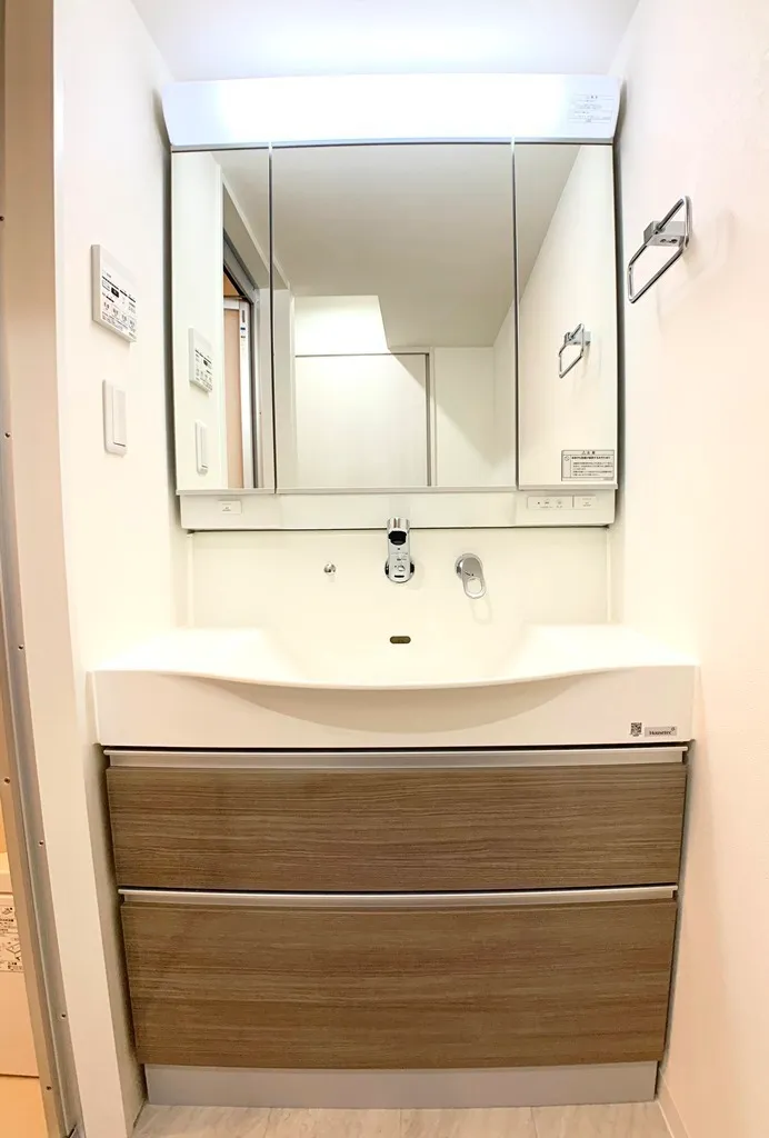Primal Tsukishima - Interior - ["Mirror", "Bathroom cabinet", "Cabinetry"]