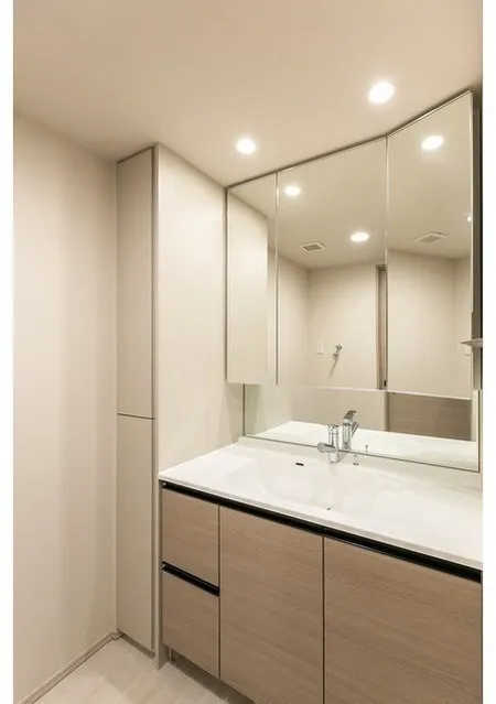 Demes Kiba - Interior - ["Tap", "Mirror", "Bathroom cabinet"]