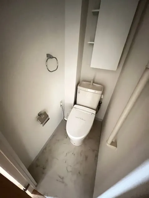 Residia Minamisenju - Interior - ["Toilet seat", "Toilet", "Plumbing fixture"]