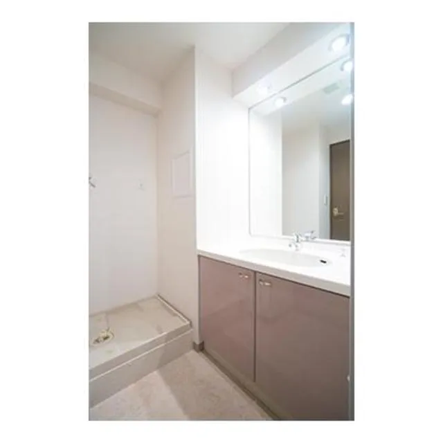 Lapyuta - Interior - ["Mirror", "Tap", "Sink"]