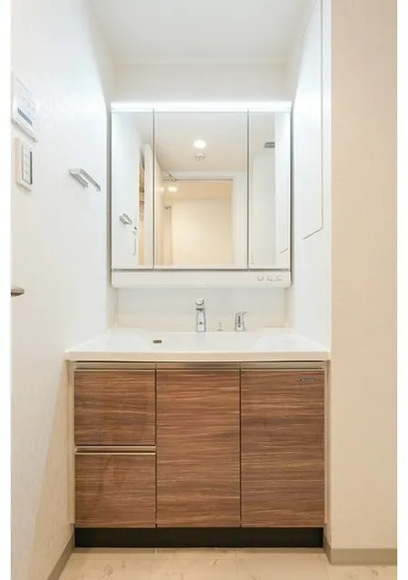 Comforia Liv Bunkyo Gokokuji - Interior - ["Flooring", "Floor", "Bathroom cabinet"]
