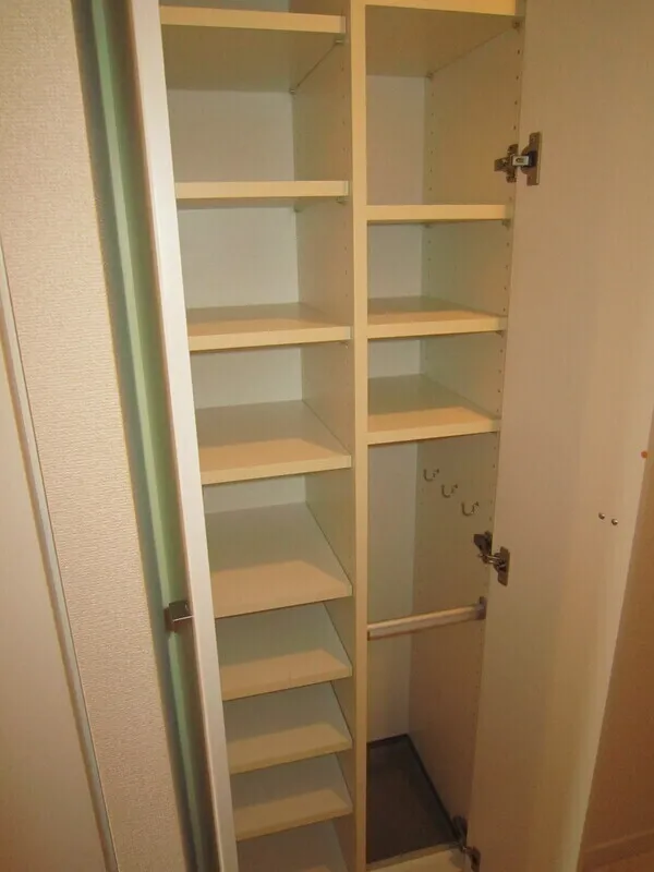 Grace Court Shirokane - Interior - ["Wood", "Shelving", "Door"]