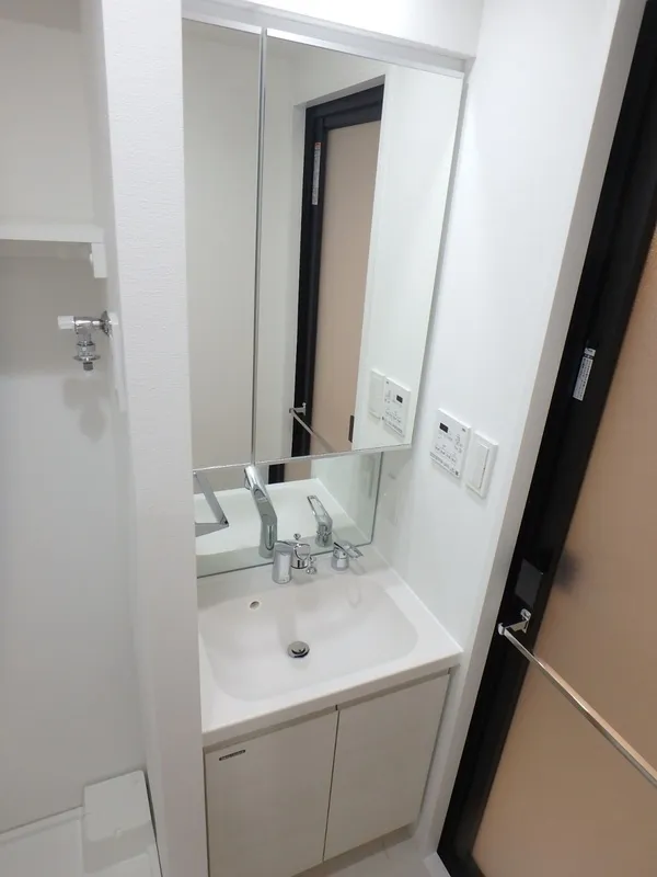 Orchid Residence Ueno - Interior - ["Floor", "Flooring", "Plumbing fixture"]