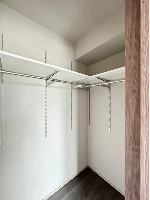 Royal Parks Shinagawa - Interior - ["Ceiling", "Shelving", "Shelf"]