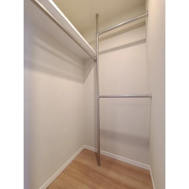 Comforia Higashioi II - Interior - ["Building", "Wood", "Flooring"]