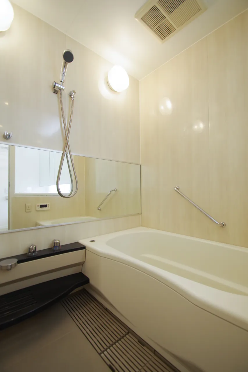 La Tour Shibakoen - Interior - ["Bathtub", "Plumbing fixture", "Building"]
