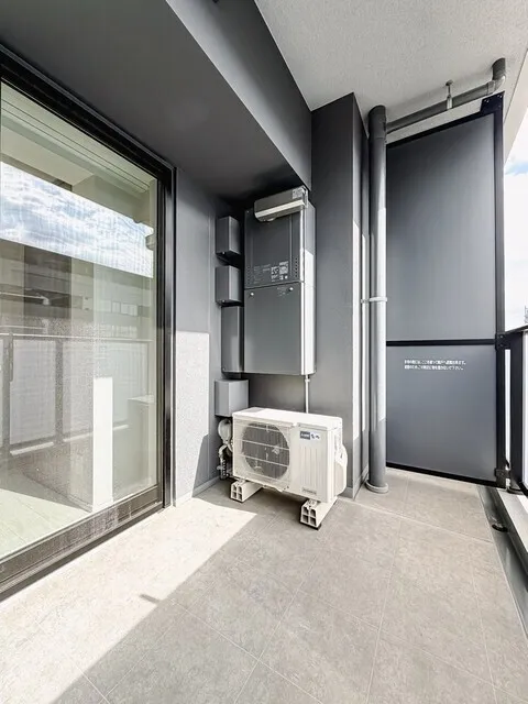 Brookside Residence Kiba - Interior - ["Composite material", "Grey", "Glass"]