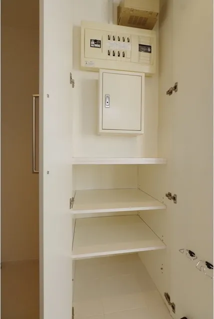 Frontier Residence The Tower Shinagawa - Interior - ["Shelf", "Furniture", "Cabinetry"]