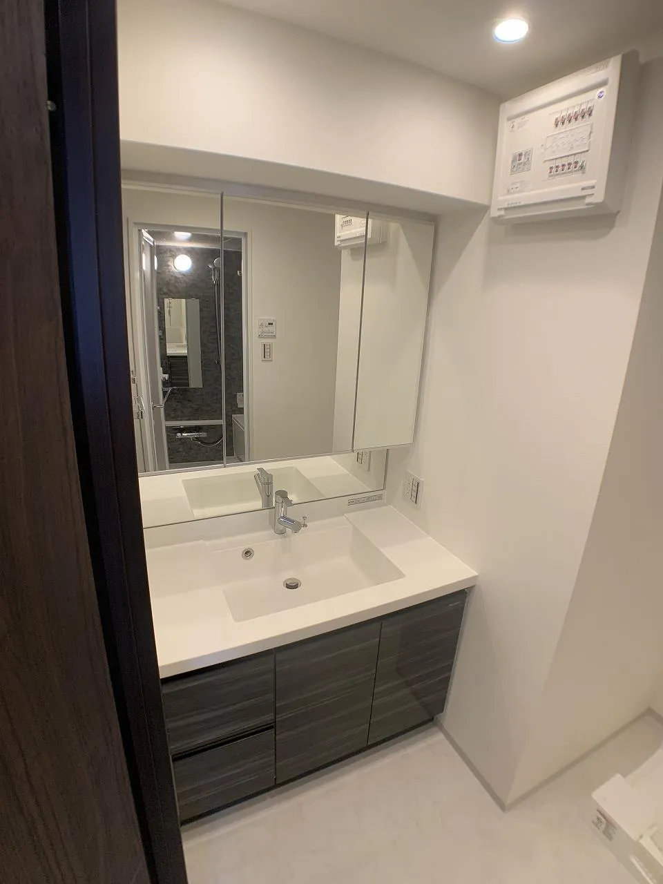 Gran Casa Ryogoku Verde - Interior - ["Mirror", "Tap", "Sink"]