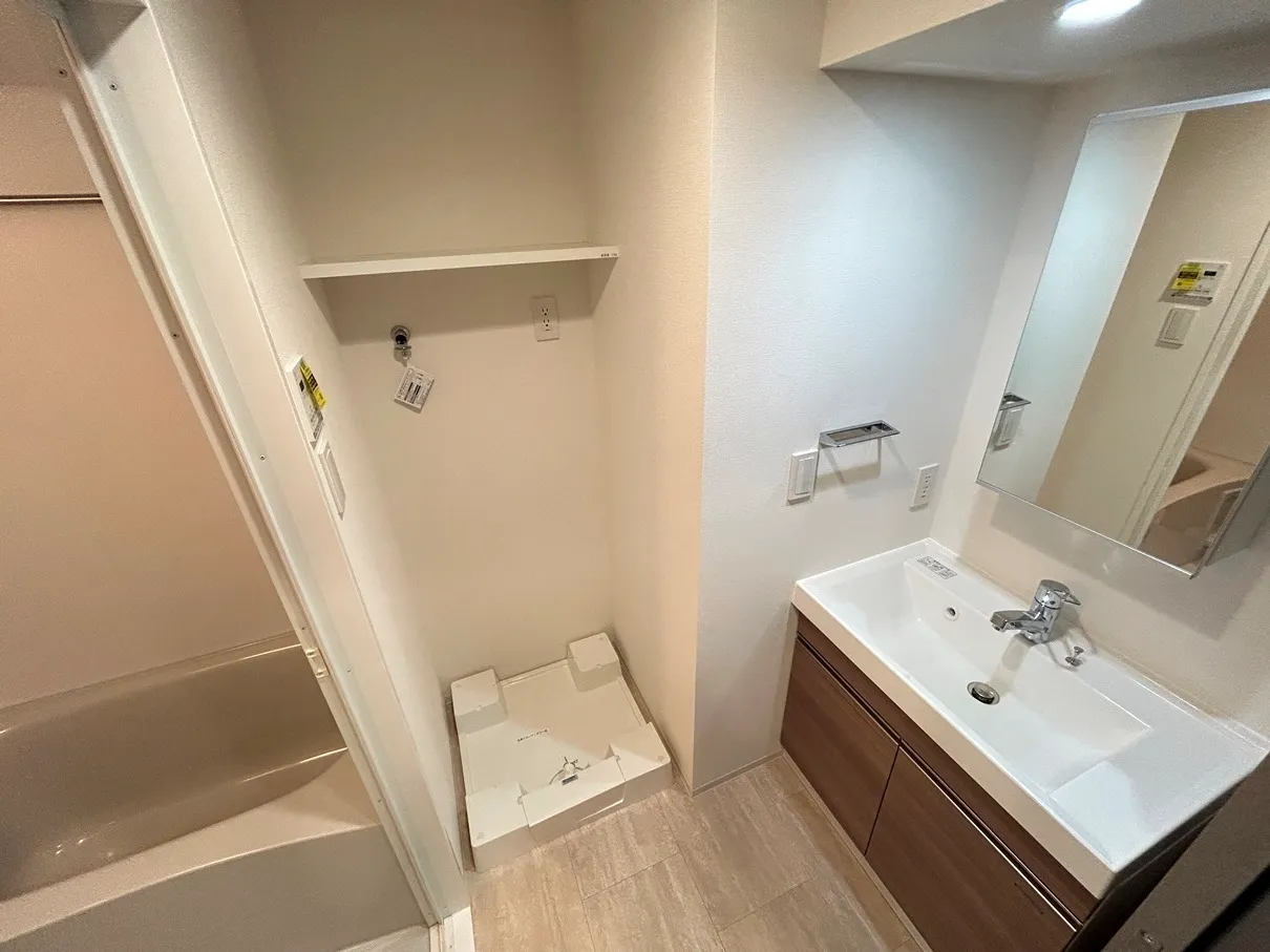Lefon Livent Ikebukuro - Interior - ["Floor", "Flooring", "Plumbing fixture"]