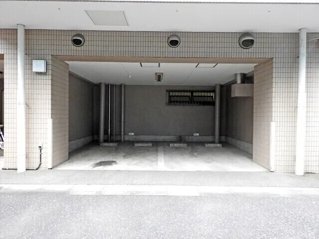 Duet Metropolitan University - Other - ["Floor", "Concrete", "Garage door"]