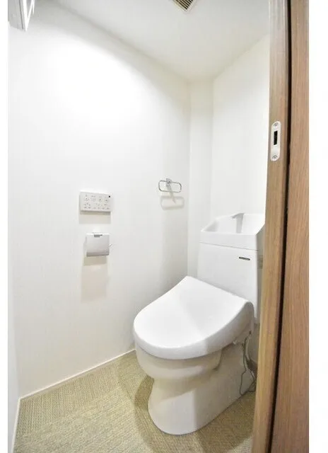 Covent Garden - Interior - ["Toilet seat", "Toilet", "Bathroom"]