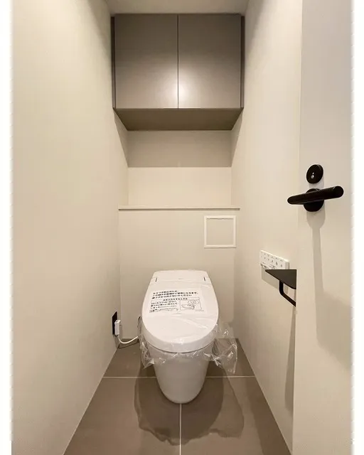Bankan - Interior - ["Toilet seat", "Plumbing fixture", "Flooring"]