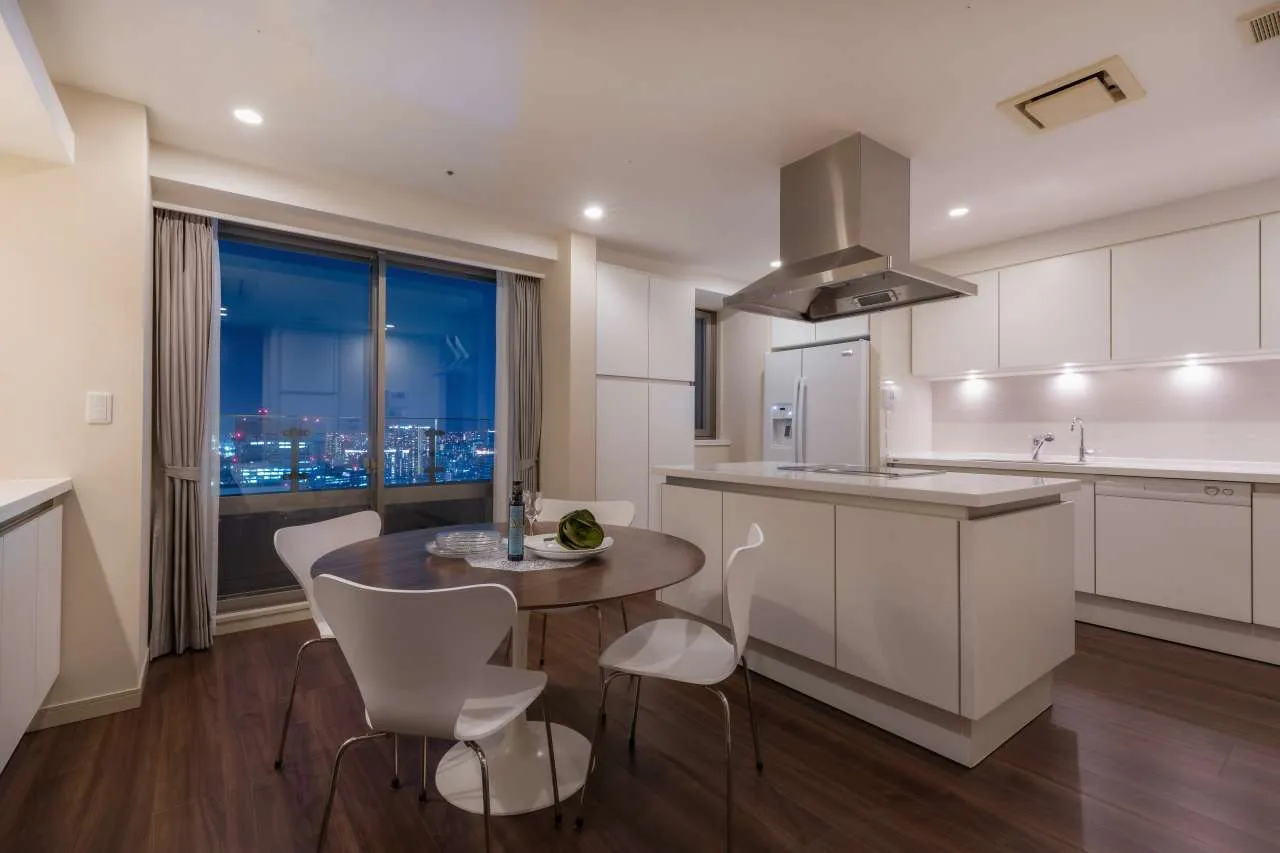 La Tour Shiodome - Interior - ["Countertop", "Cabinetry", "Furniture"]