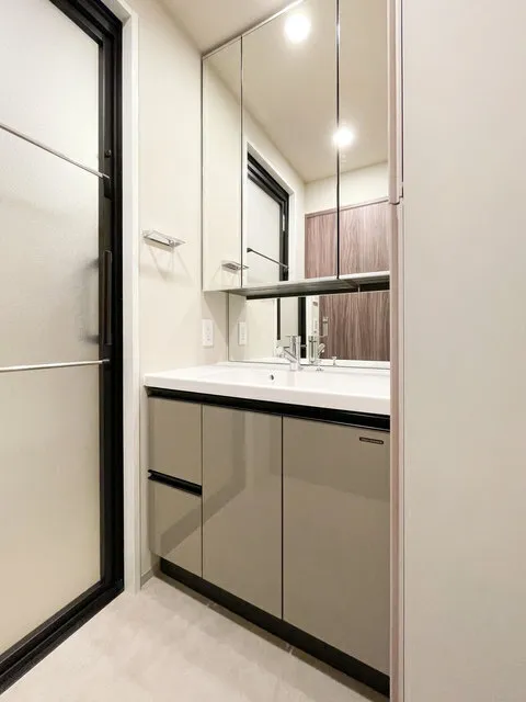 Lefon Progre Hongo 3-Chome - Interior - ["Flooring", "Interior design", "Bathroom cabinet"]