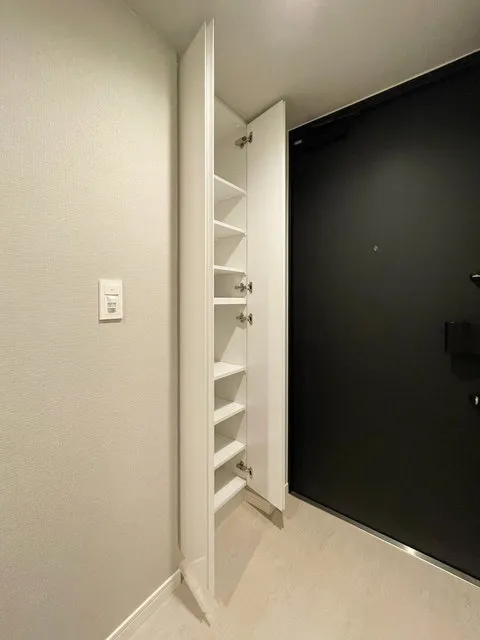 La Perla Ichigaya-Sadoharacho - Interior - ["Fixture", "Wood", "Door"]