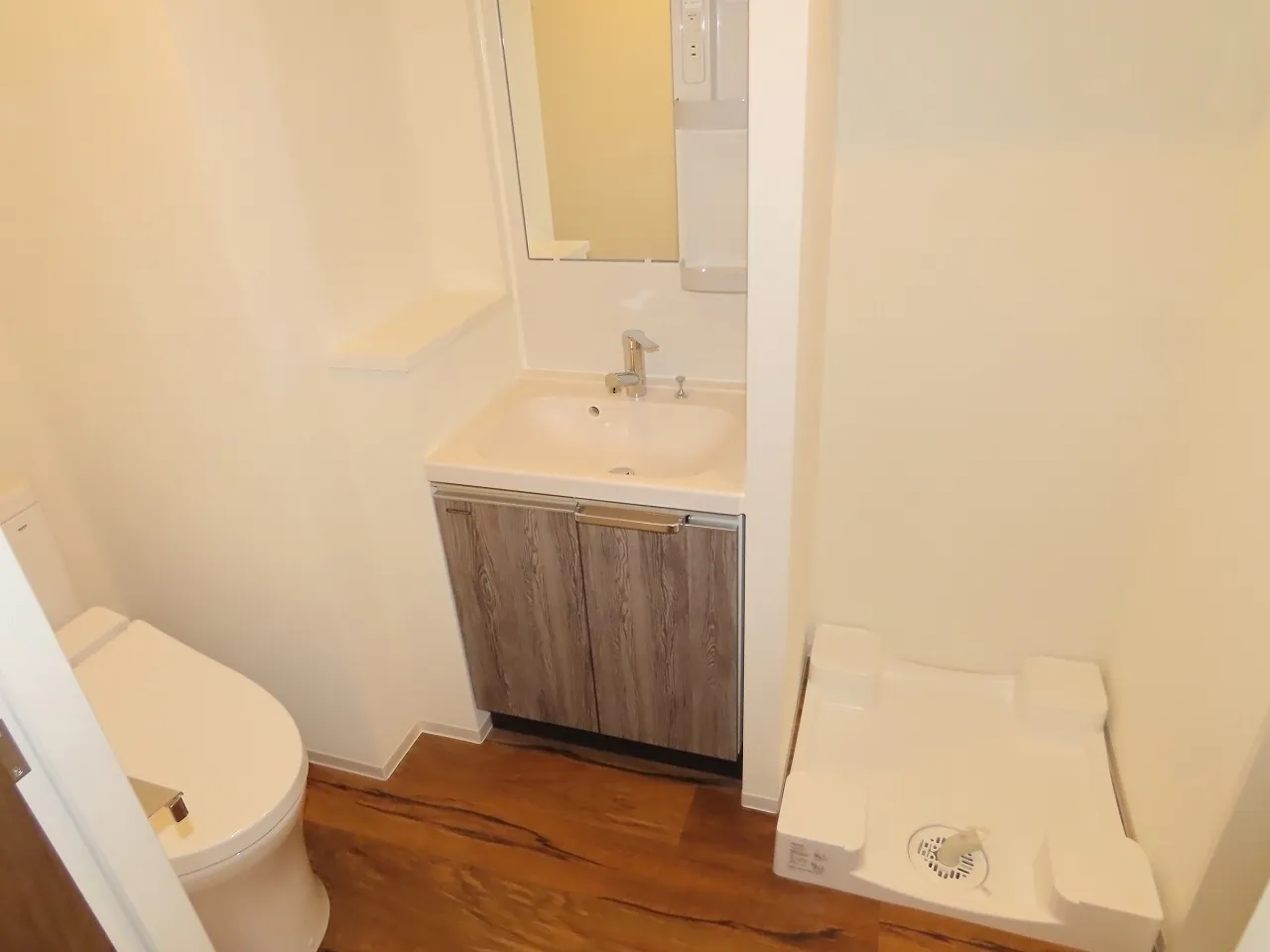 La Douceur Oshima - Interior - ["Mirror", "Property", "Sink"]
