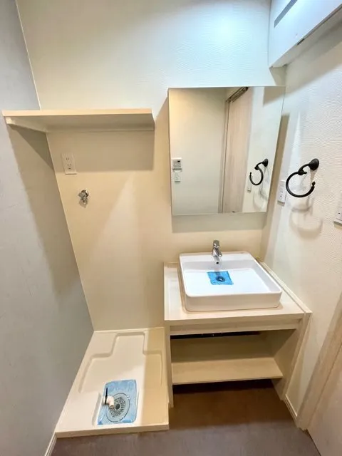 Residia Mejiro - Interior - ["Mirror", "Tap", "Furniture"]