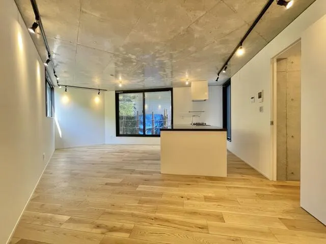 Trias116 - Interior - ["Flooring", "Wall", "Ceiling"]