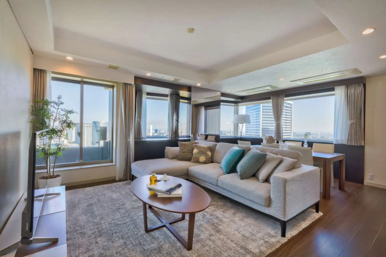 La Tour Shiodome - Interior - ["Table", "Furniture", "Couch"]