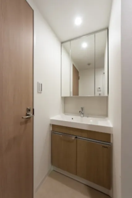 Oriental Yokoyamacho - Interior - ["Mirror", "Tap", "Bathroom cabinet"]