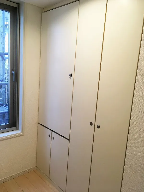 Taishido East - Interior - ["Window", "Wood", "Fixture"]