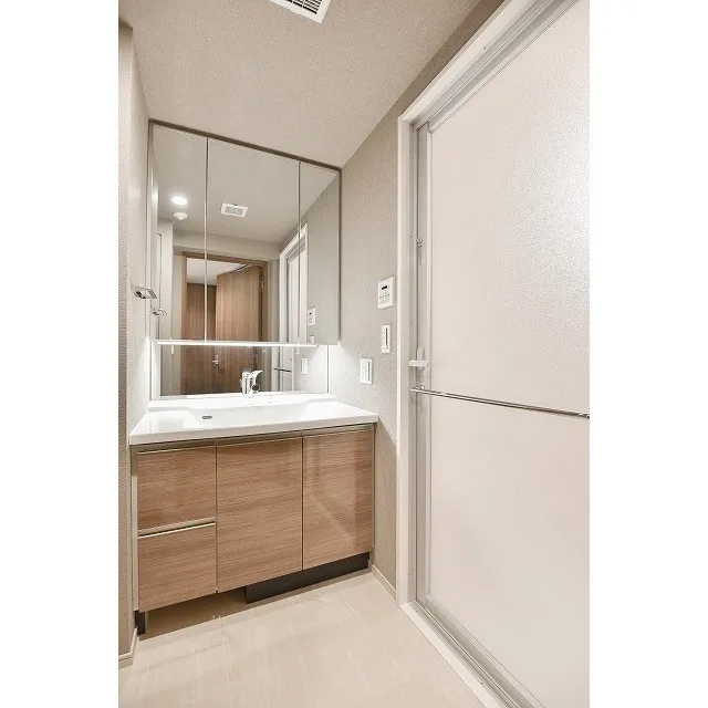 Comforia Morishita Riverside - Interior - ["Mirror", "Bathroom cabinet", "Tap"]