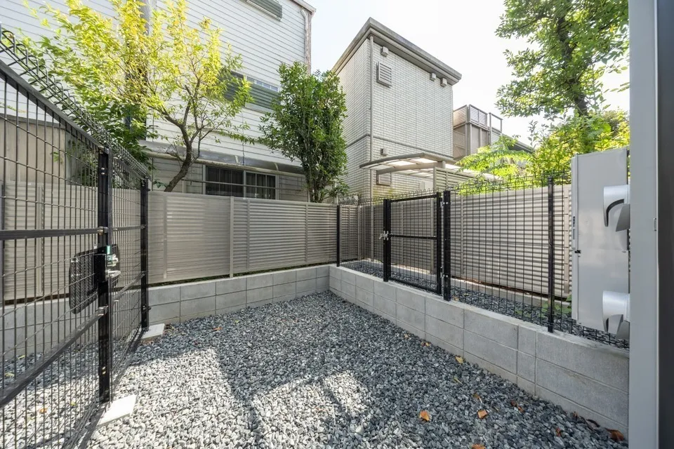 Hmlet Nakano Sakaue - Interior - ["Fence", "Wire Fencing", "Mesh"]