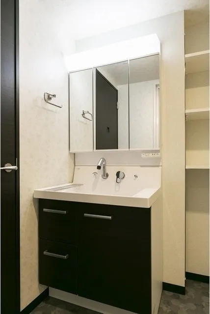 Shell Nakano Yayoicho - Interior - ["Mirror", "Bathroom cabinet", "Tap"]