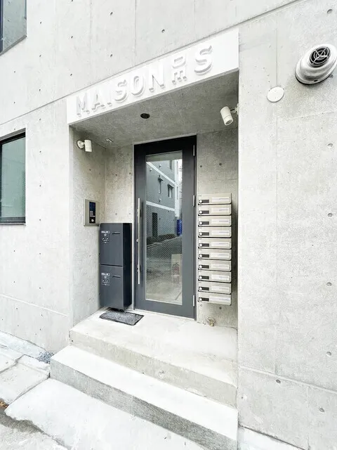 MAISON DE S - Exterior - ["Fixture", "Rectangle", "Composite material"]
