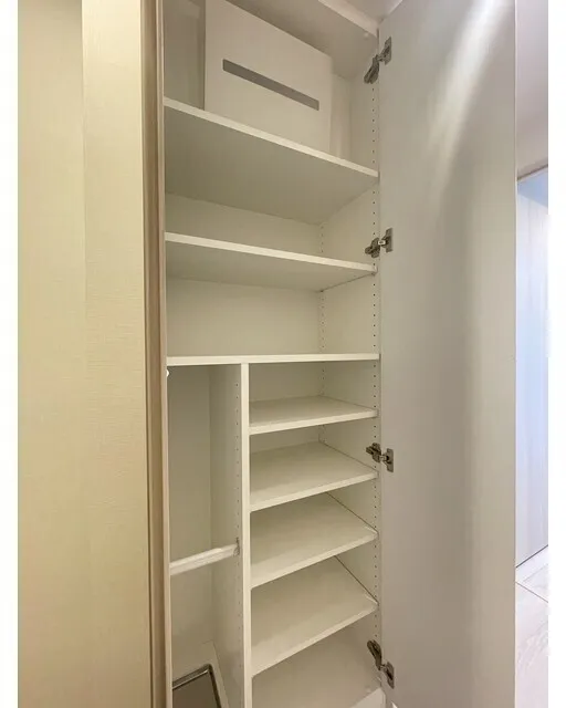 Comforia Liv Minamisunamachi East - Interior - ["Wood", "Flooring", "Shelving"]
