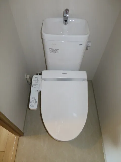 Emily Shakujii Park - Interior - ["Toilet seat", "Plumbing fixture", "Toilet"]