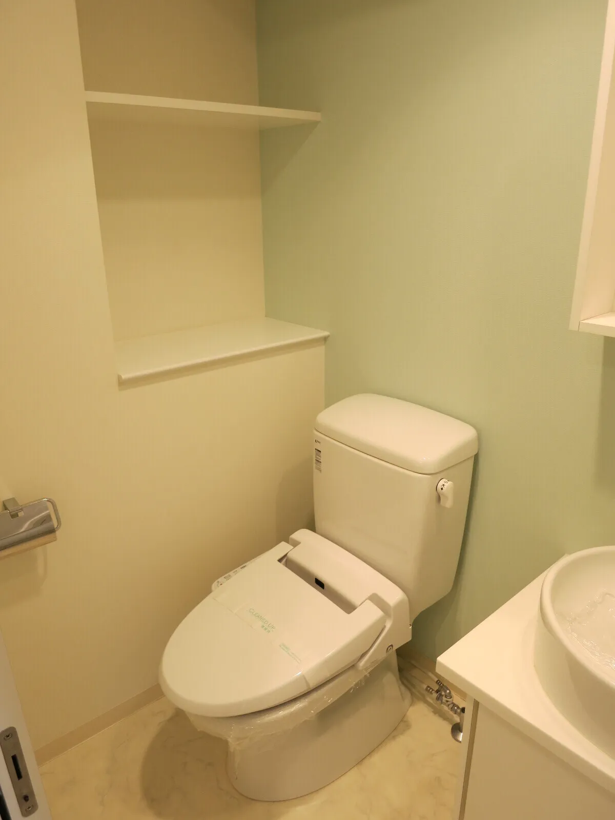 David Monzen-Nakacho - Interior - ["Toilet seat", "Toilet", "Plumbing fixture"]