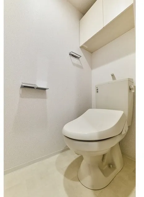 Due Oku - Interior - ["Toilet seat", "Toilet", "Bathroom"]