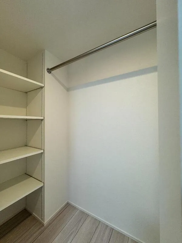 LUMIEC un Iriya - Interior - ["Flooring", "Floor", "Ceiling"]