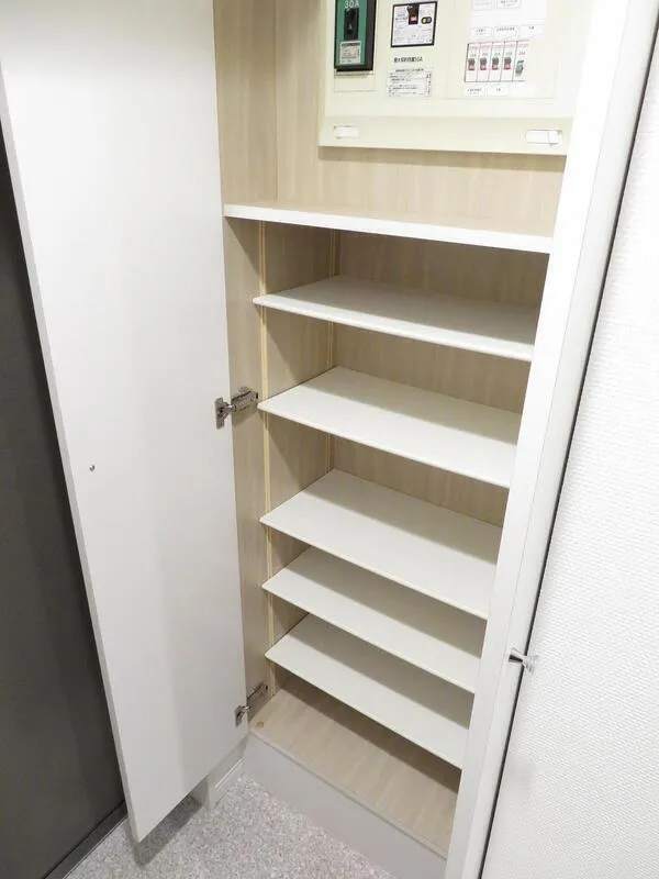 Prospect Monzennakacho - Interior - ["Wood", "Flooring", "Shelving"]