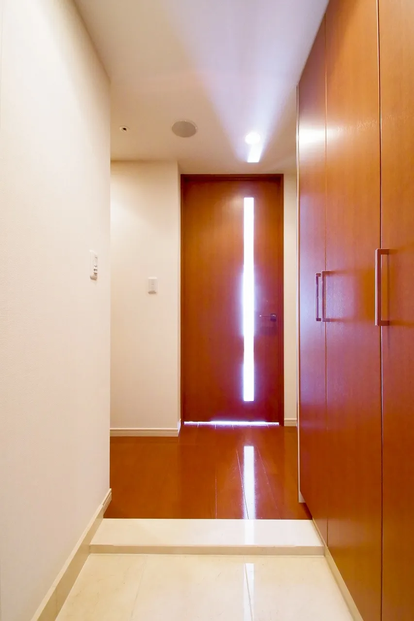Platine Shinjuku Shintoshin - Interior - ["Fixture", "Wood", "Door"]
