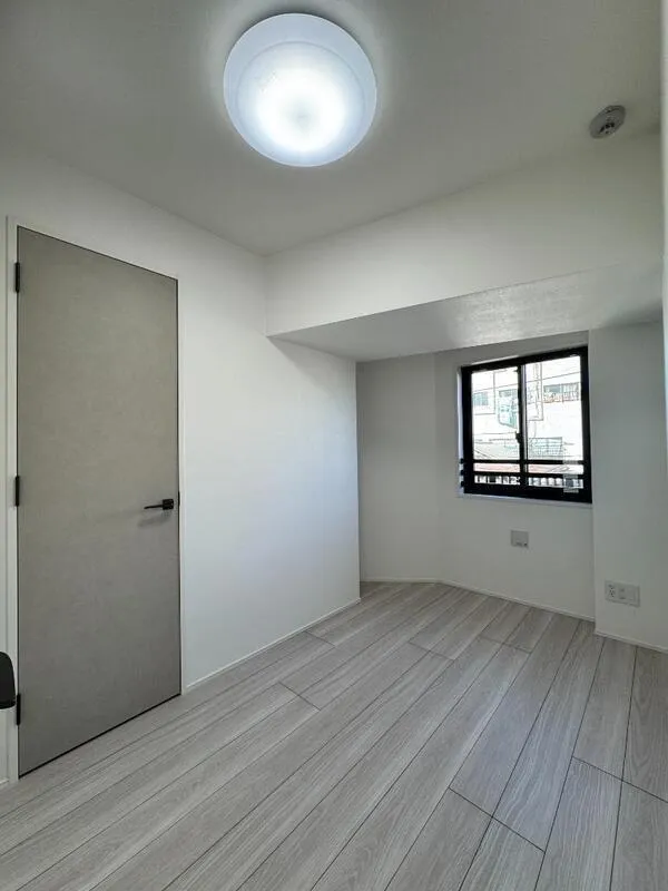 LUMIEC un Iriya - Interior - ["Flooring", "Ceiling", "Floor"]