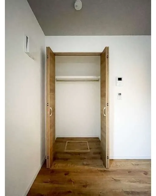 Mihas Ogikubo III - Interior - ["Wood", "Flooring", "Floor"]